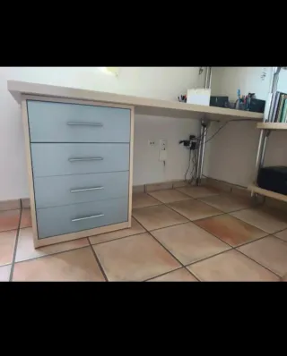 Mesa de estudio y estantería