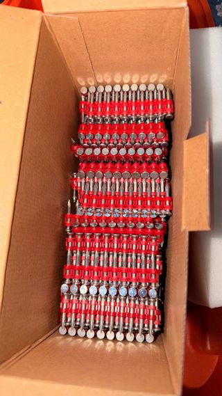 Clavadora Spit Pulsa 700E con maletín completa.