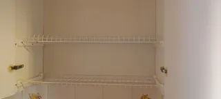 Cucina vintage pensili in legno bianco e rosso