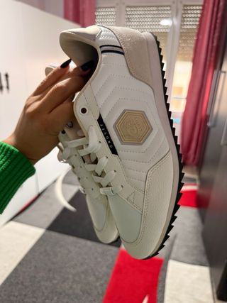 Zapatillas Bikkembergs plateadas y cruyff blancas