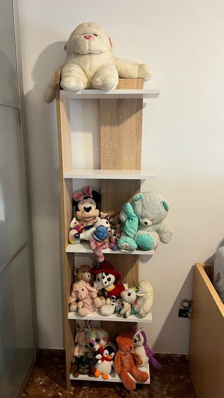 Estantería de madera blanca