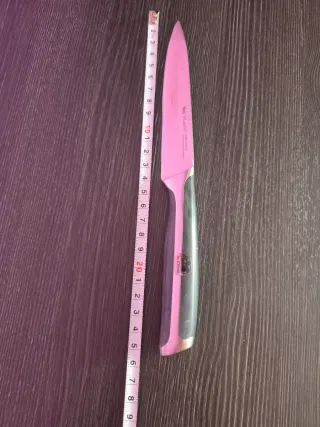 Coltello da cucina rosa e argento