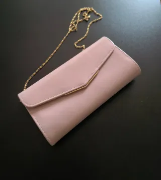 Zapatos y bolso color nude