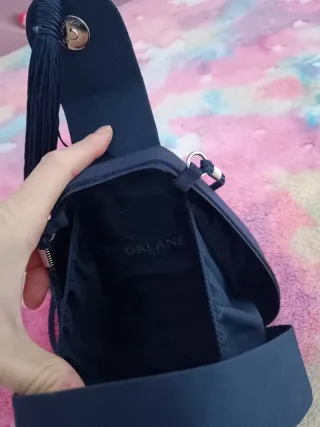 Bolso negro con borla