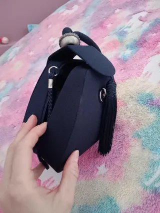 Bolso negro con borla