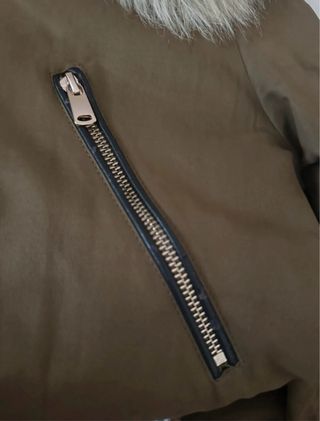 Parka Zara verde militar con capucha