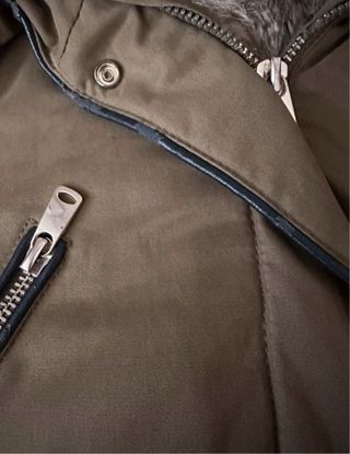 Parka Zara verde militar con capucha