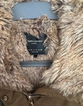 Parka Zara verde militar con capucha