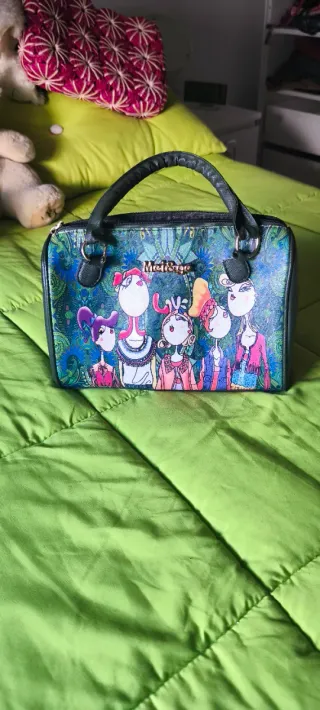 Bolso de paja con flores decorativas