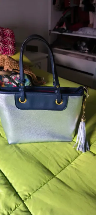 Bolso de paja con flores decorativas