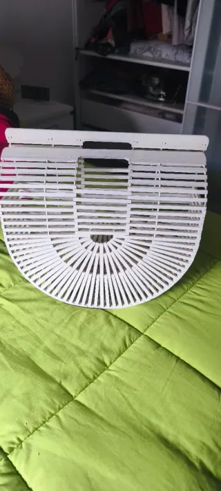 Bolso de paja con flores decorativas