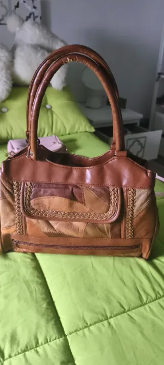 Bolso de paja con flores decorativas