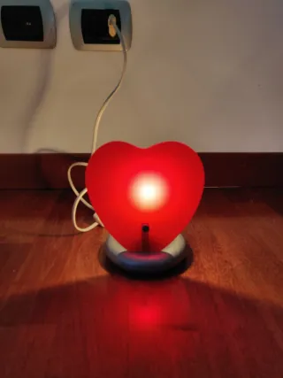 Luce notturna a forma di cuore rossa