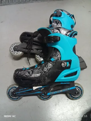 Patines en línea azules y negros