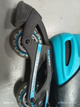 Patines en línea azules y negros