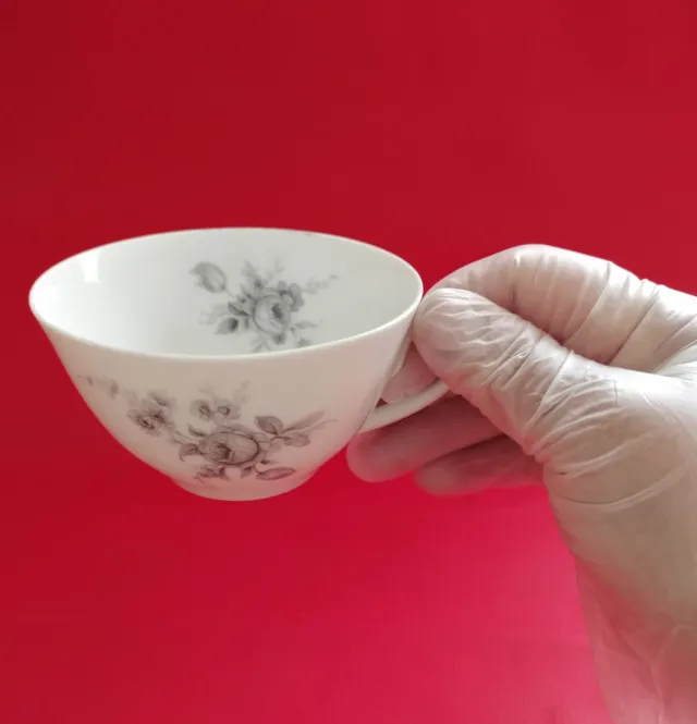 Taza de porcelana con diseño floral