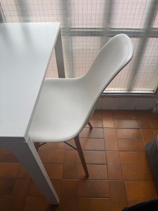 Mesa blanca y 2 sillas blancas
