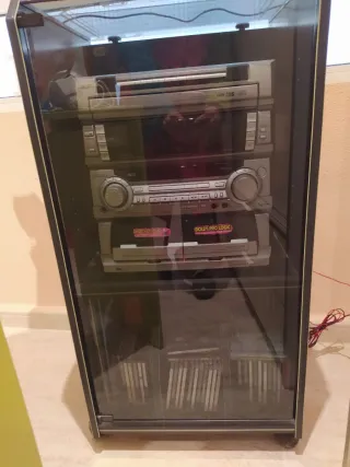 Mueble equipo de música.Madera Robusta y buena