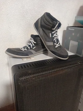 Zapatillas deportivas altas grises y negras