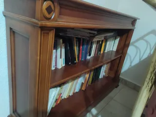 Estantería de madera maciza marrón.