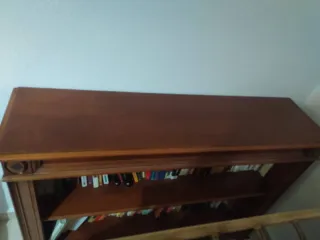 Estantería de madera maciza marrón.
