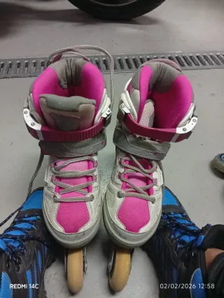 Patines en línea rosas y blancos