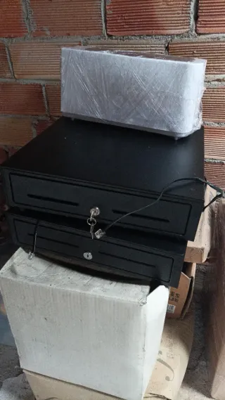 Cajón registradora negro con llave