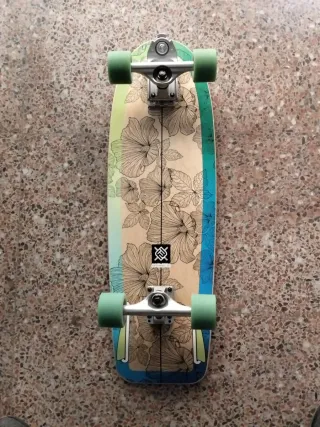 Monopatín con diseño floral