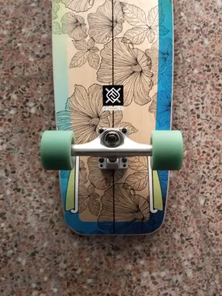 Monopatín con diseño floral