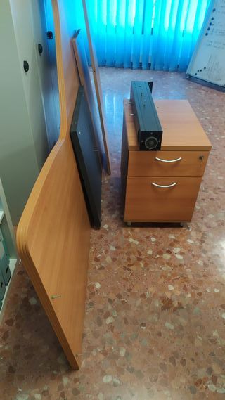 Escritorio de madera con cajonera incorporada