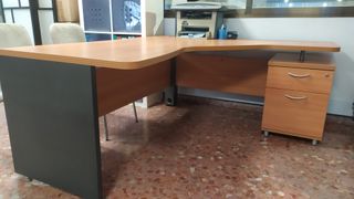 Escritorio de madera con cajonera incorporada