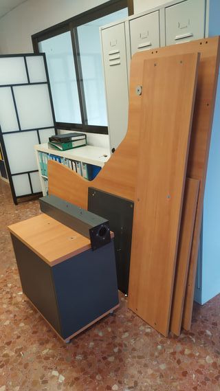 Escritorio de madera con cajonera incorporada