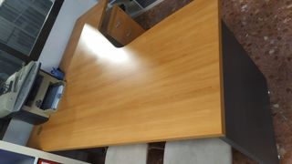 Escritorio de madera con cajonera incorporada