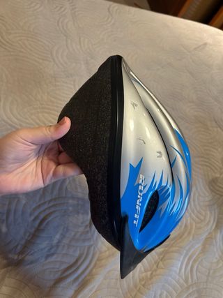 Casco de bicicleta plateado y azul de niño