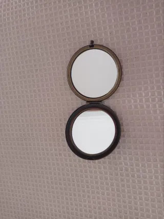 Espejo de bolso Stradivarius con pedrería