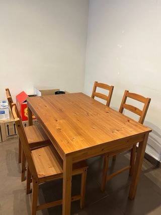 Mesa y 4 Sillas Comedor