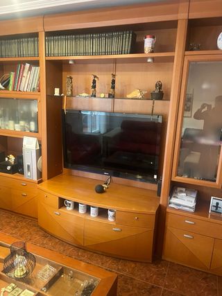 Mueble librería salón madera y cristal