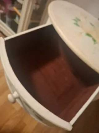 Mesita auxiliar, Comoda y espejo