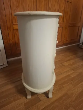 Mesita auxiliar, Comoda y espejo