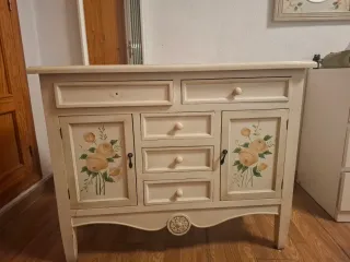 Mesita auxiliar, Comoda y espejo