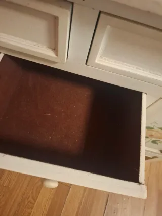 Mesita auxiliar, Comoda y espejo