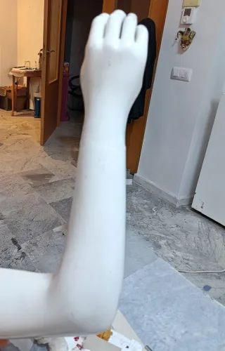 Brazo de maniquí femenino blanco con mano