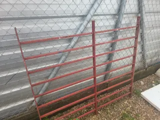 Rejas metálicas rojas