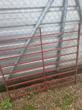 Rejas metálicas rojas