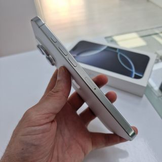 iPhone 16 Pro Max 256GB Blanco Semi Nuevo