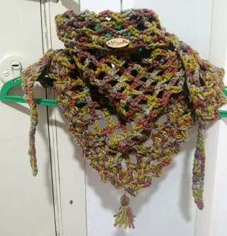 Pañoleta artesanal cuello marrón y naranja