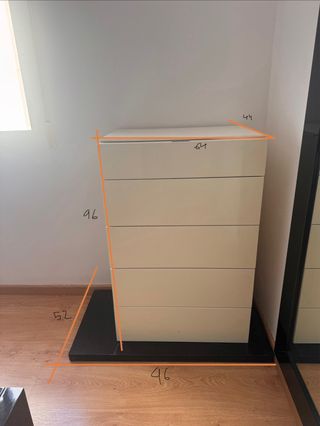 Cómoda beige y negra