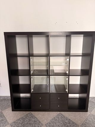 Mueble Kallax Ikea marron con cajones y cristalera