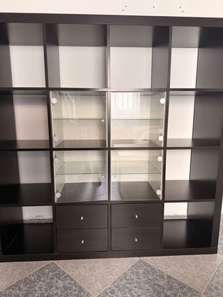 Mueble Kallax Ikea marron con cajones y cristalera