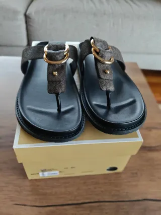 Sandalias Michael Kors negras y doradas